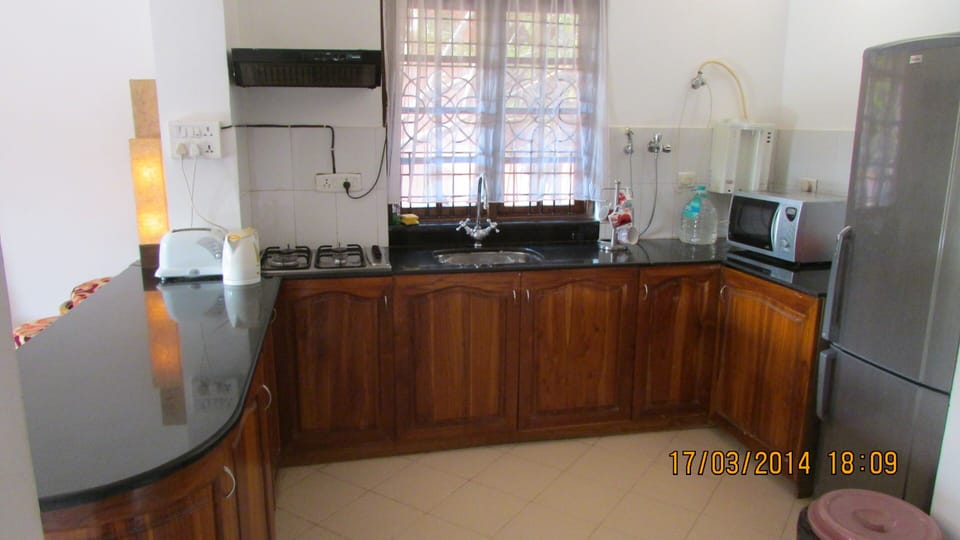 Fully fitted & equipped hardwood kitchen with washing machine & granite worktops