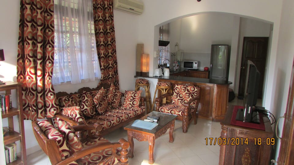 Open Plan Kitchen Lounge with 40" Flat Screen Sat TV
