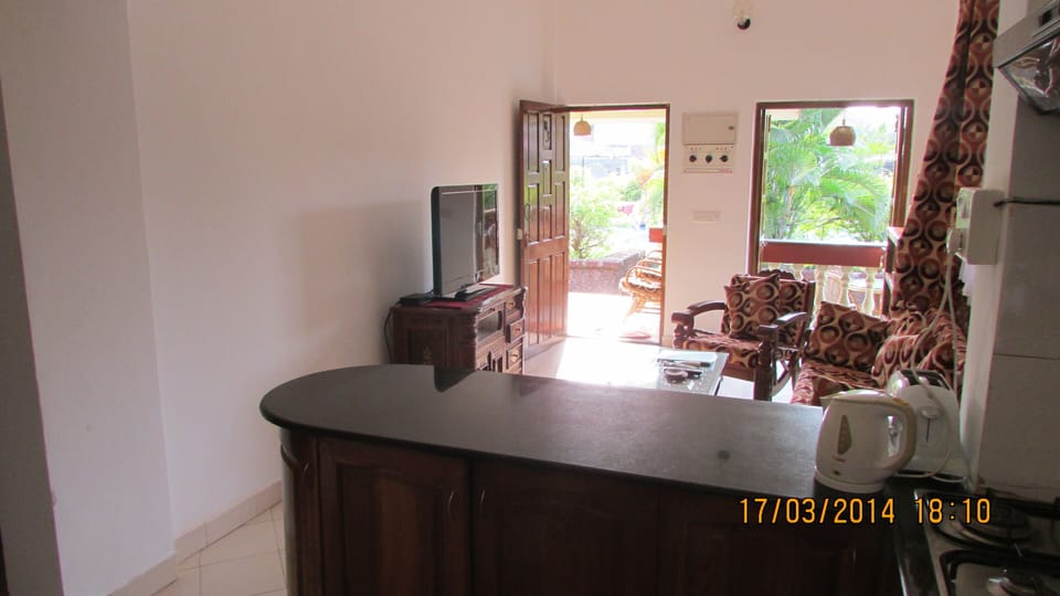 Open Plan Kitchen Lounge with 40" Flat Screen Sat TV