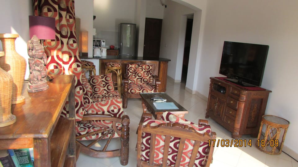 Open Plan Kitchen Lounge with 40" Flat Screen Sat TV