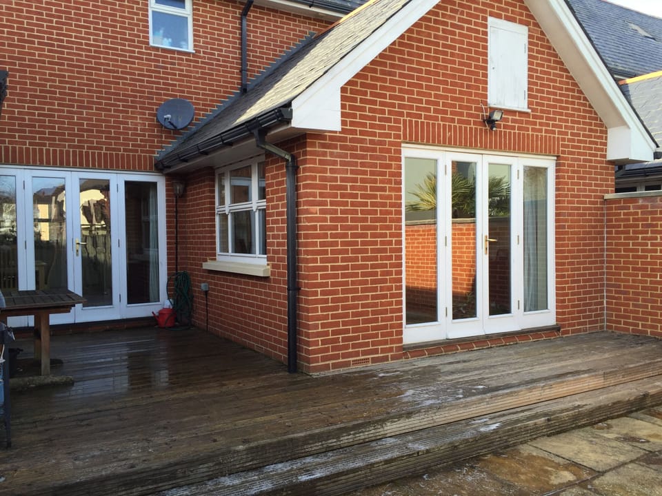 Rear of the house, to the right the living room, to the left the kitchen