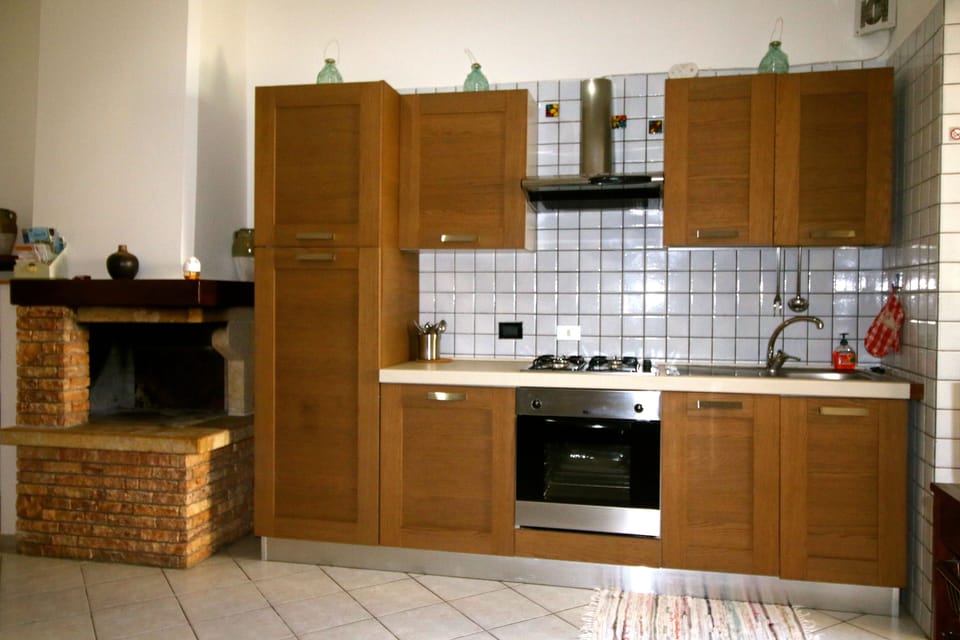 Fully equipped kitchen with gas hob/electric oven, integrated fridge/freezer