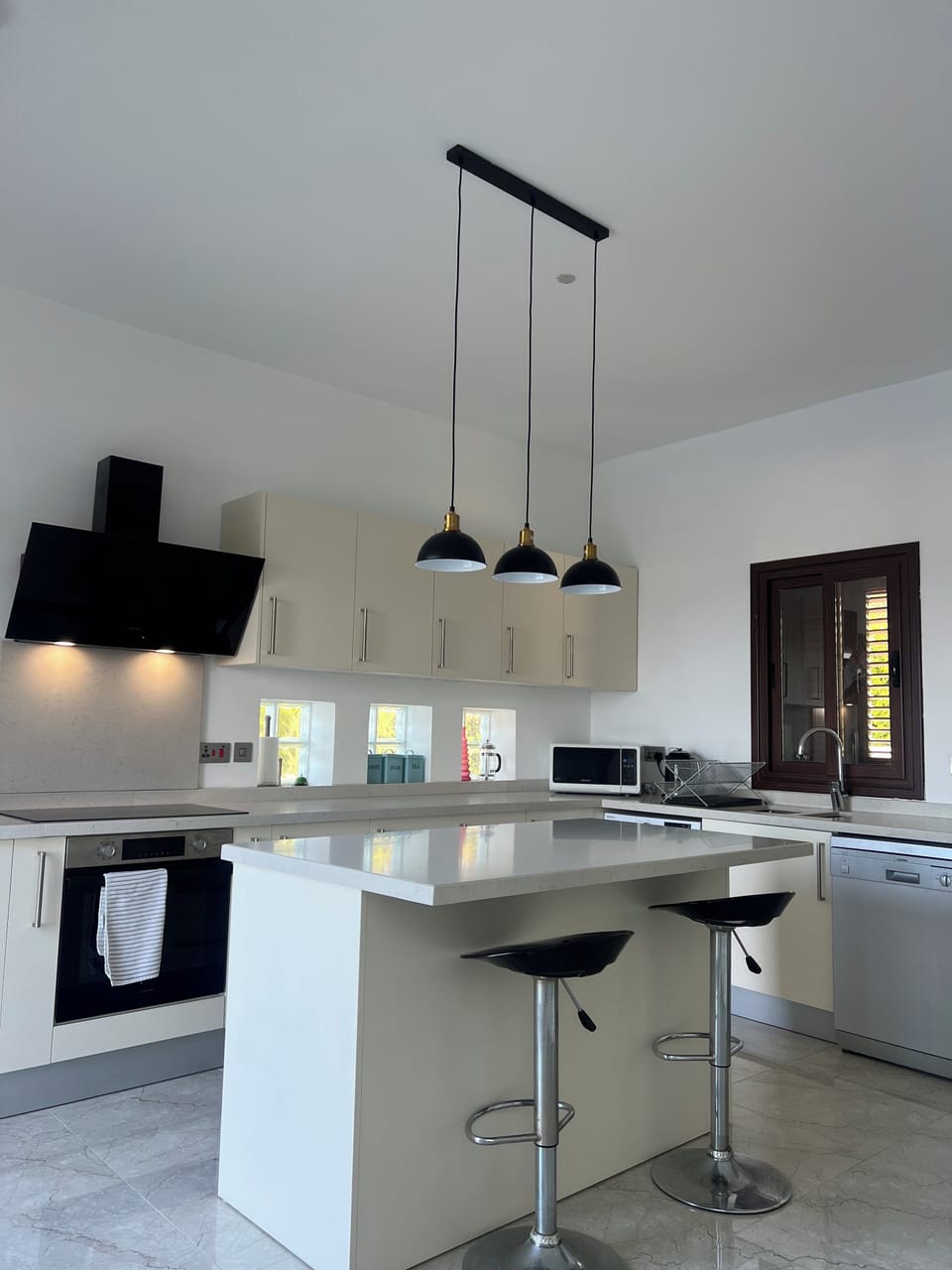 Kitchen and breakfast bar area 