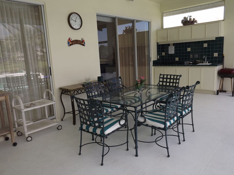 Patio/BBQ/Table seats 6