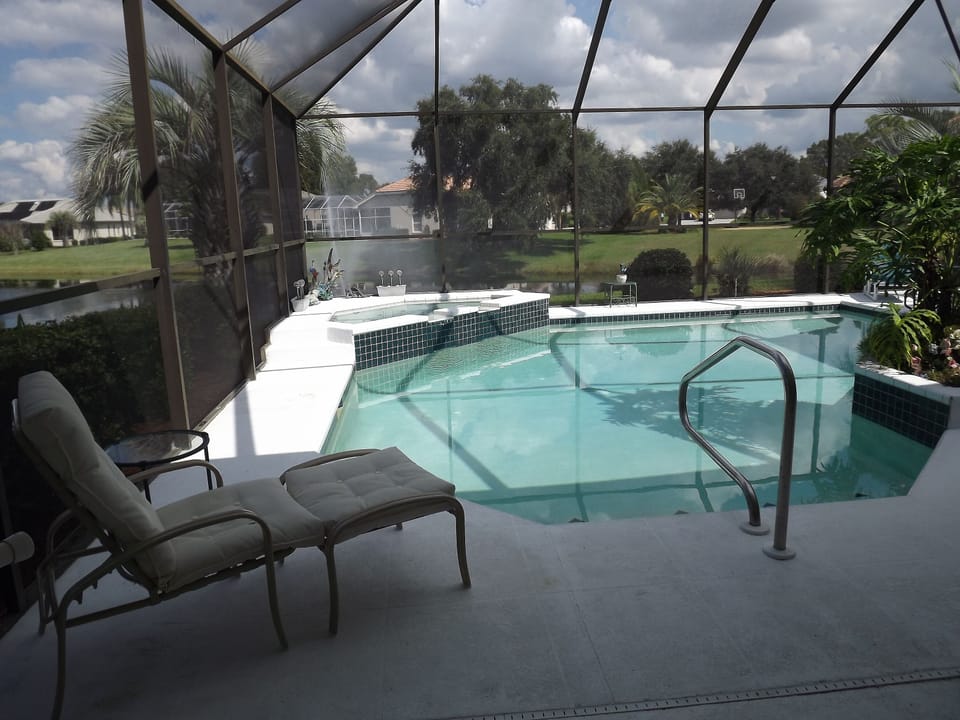 Quiet private pool with views over lake
