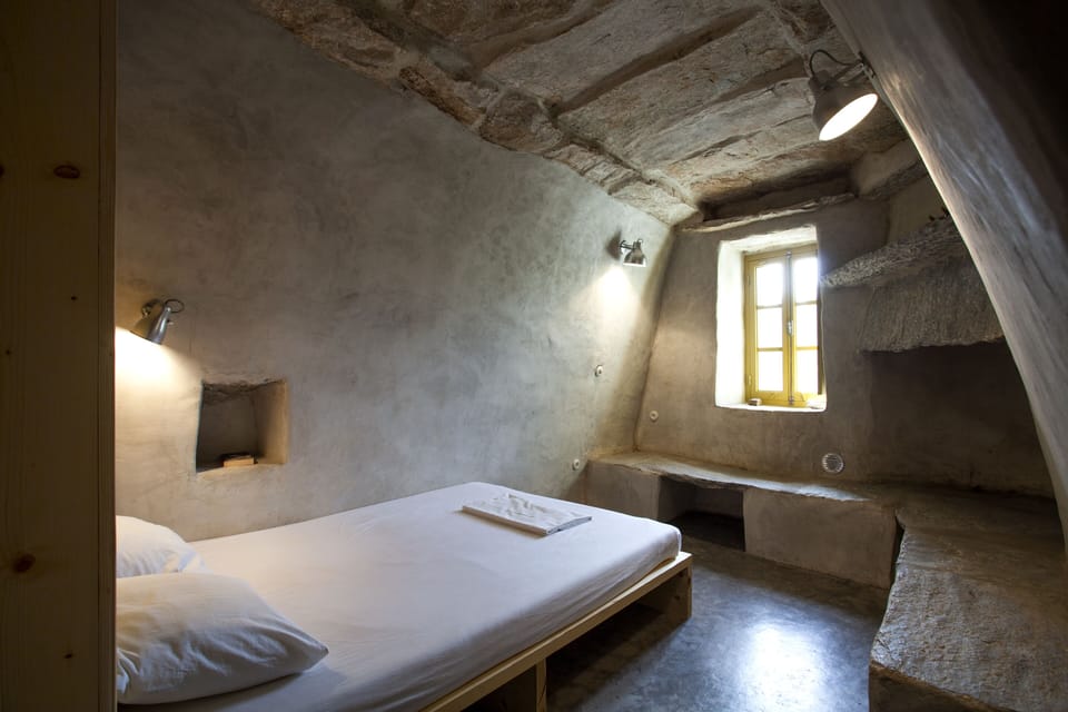 Main bedroom, fireplace and stone benches