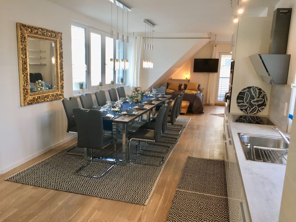 If you want to be able to dine together in a large group - this is your place!