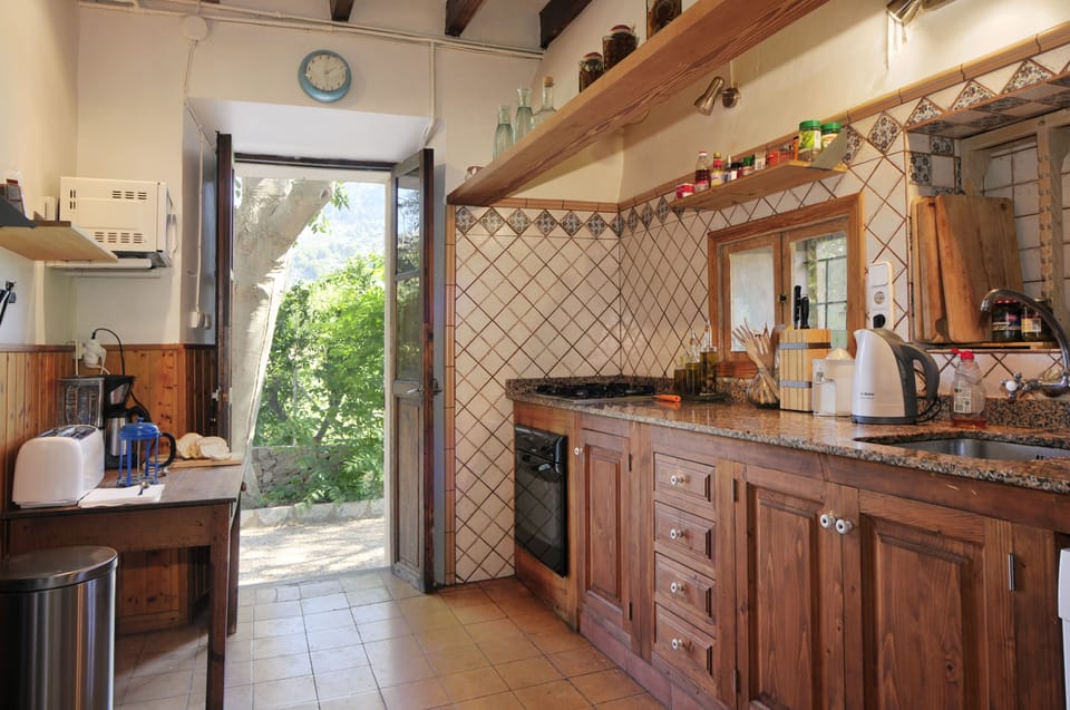 Farmhouse kitchen, with 5 ring 'chefs' gas hob, electric fan oven+ large pantry.