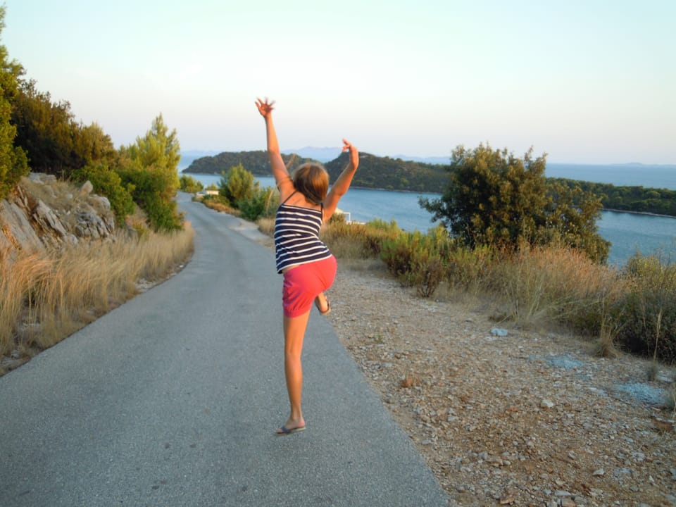 Top apartment for 4-5, south. Location, right on the sea, boat dock, bike hit! Apartment in Dubrovnik-Neretva County