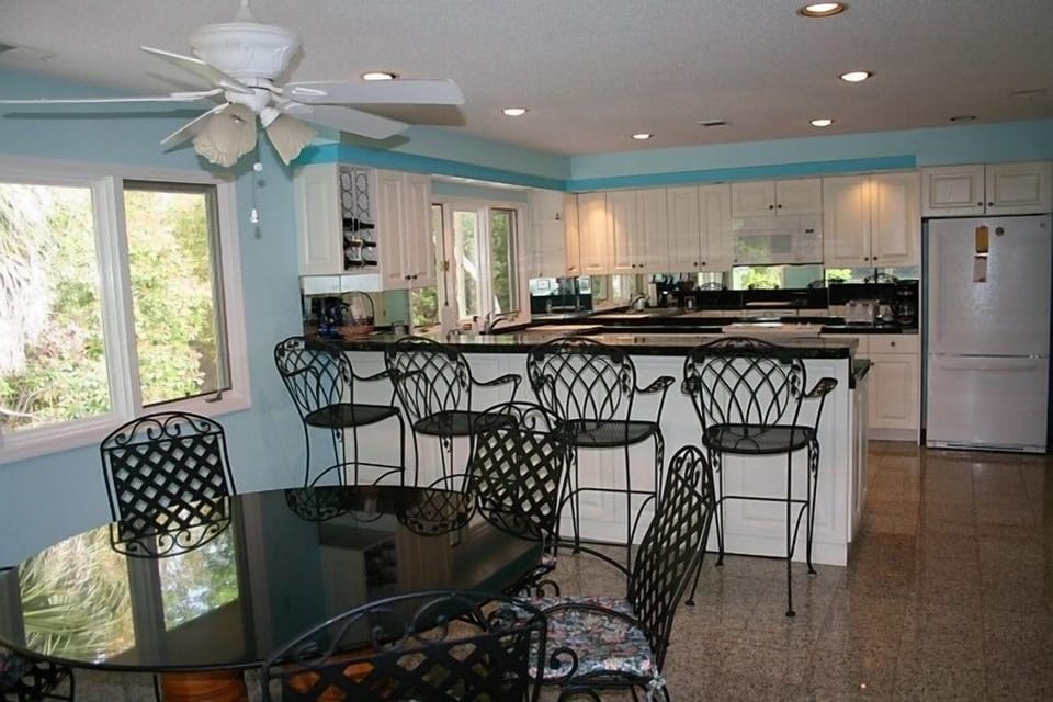 Kitchen breakfast area