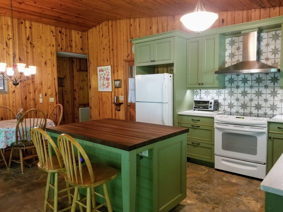 NEW DESIGNER KITCHEN (with service for eight all the gadgets!)