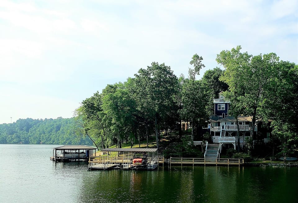 Right on the point on Lake Hamilton