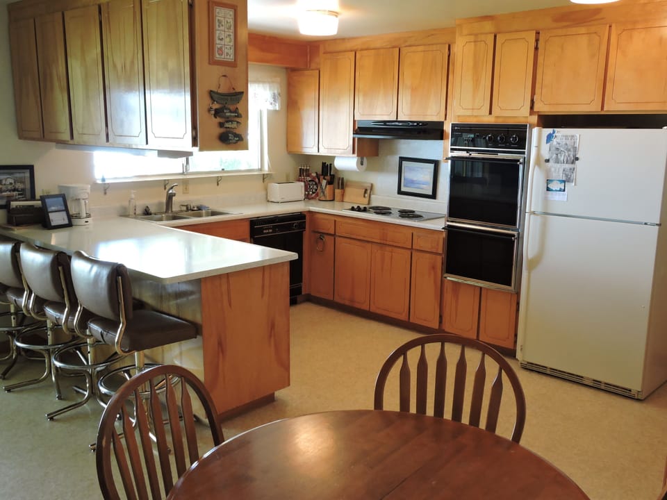 Fully supplied kitchen with double oven, dishwasher, garbage disposal, microwave