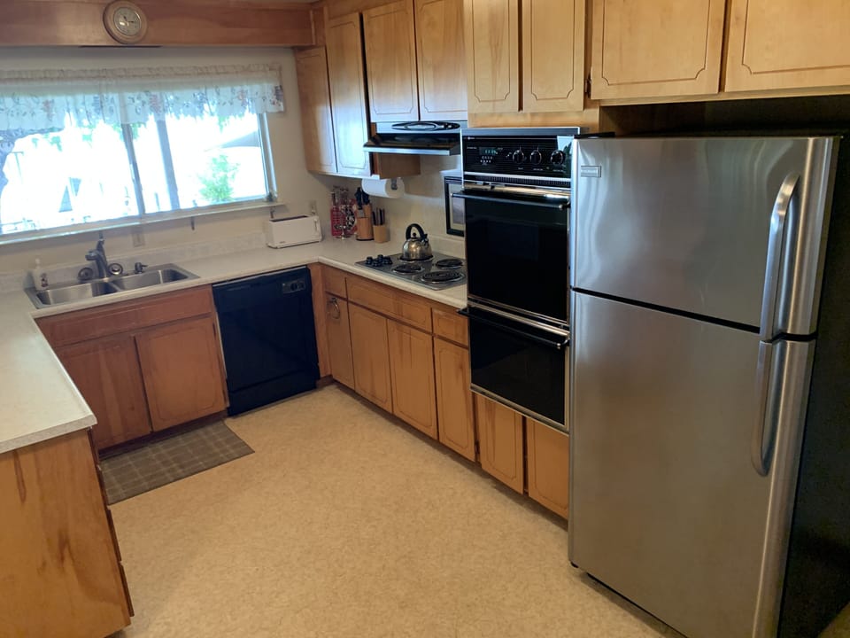 Fully loaded kitchen w/ double oven, DW,
garbage disposal, microwave, coffee pot