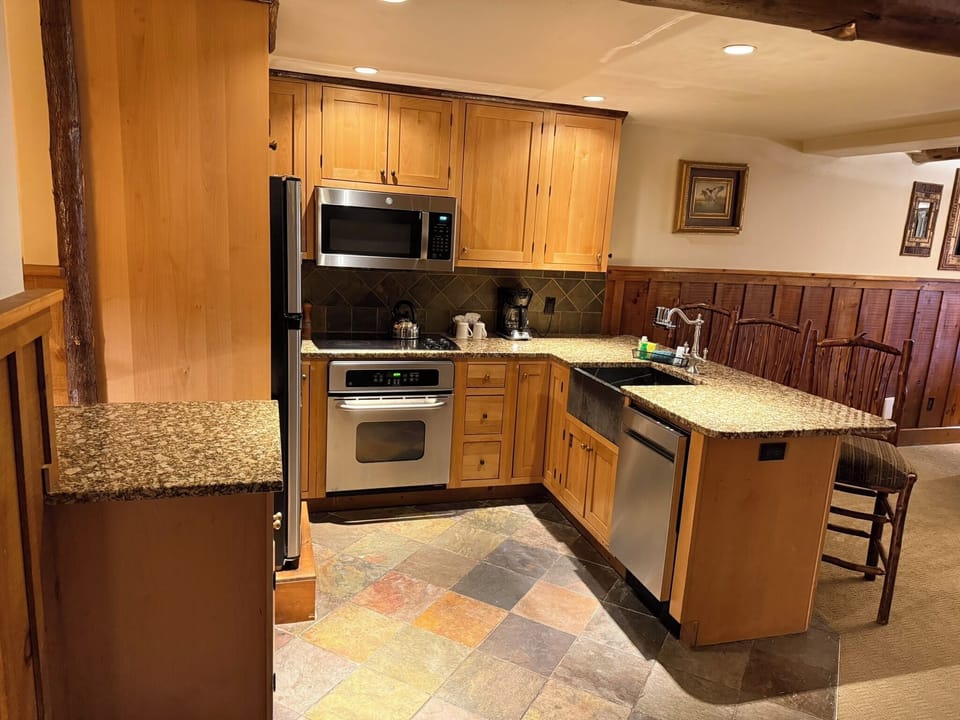 Full kitchen