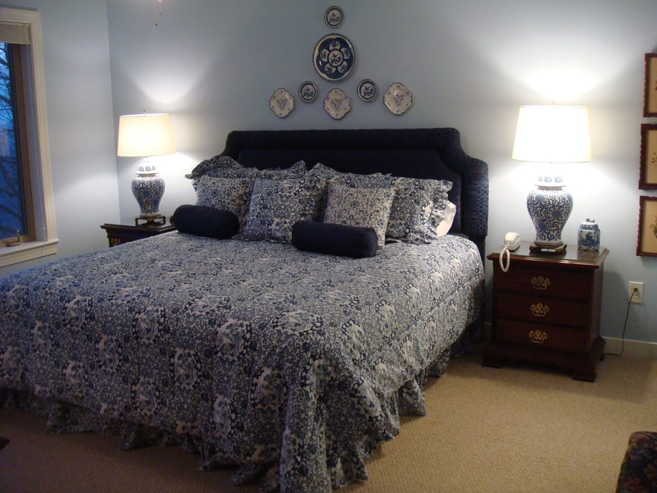 Master bedroom #2 (kingsize bed) full bath with double sinks and tv