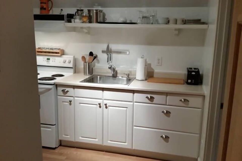 Full sized stove, oven, sink and fridge. Complimentary coffee, tea & fresh herbs 