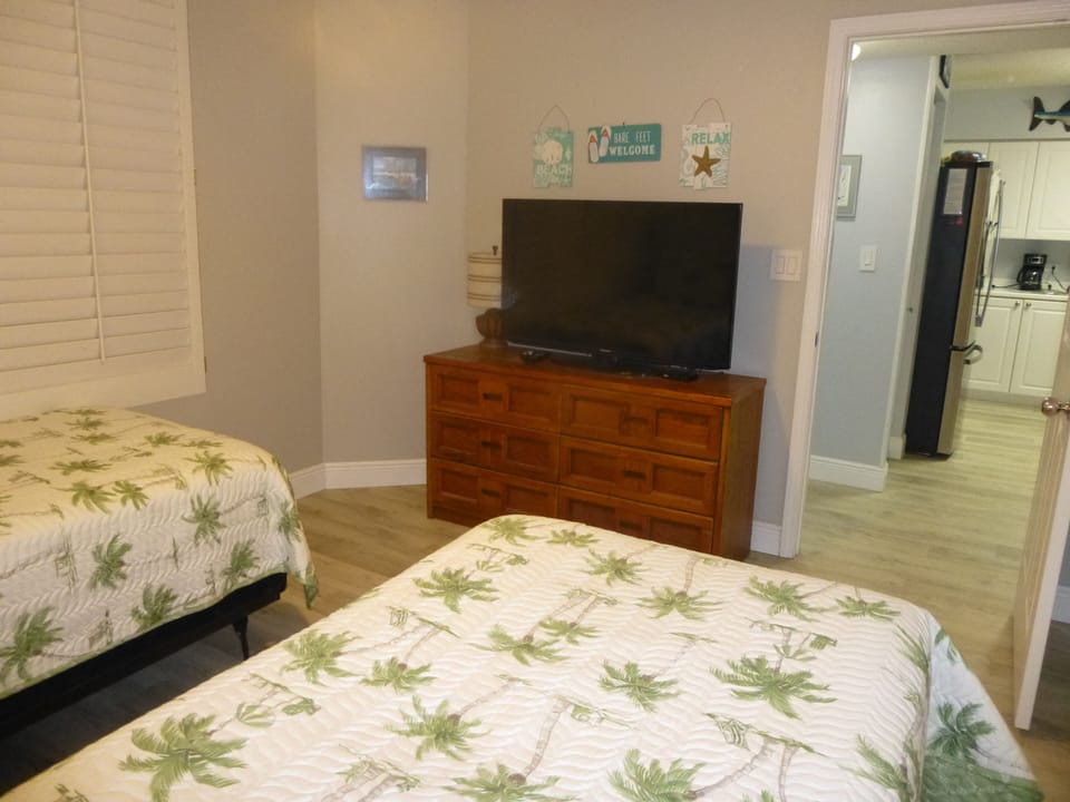 Third bedroom with twin beds - 48 in Smart TV