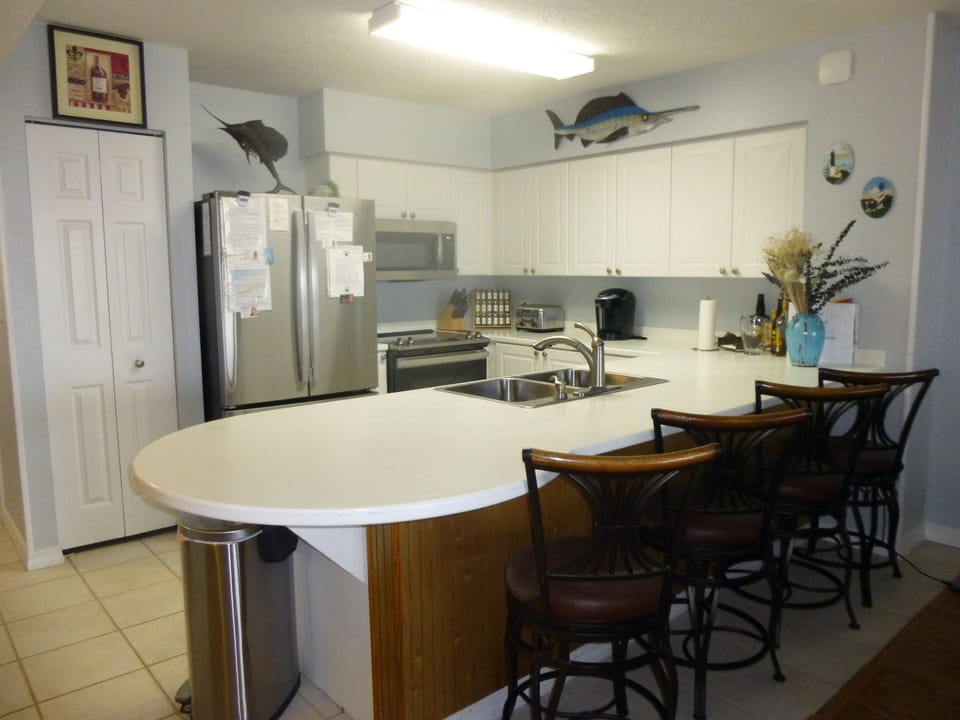 Fully stocked kitchen w/4 slice toaster, coffee pot, blender, crock pot & more! 