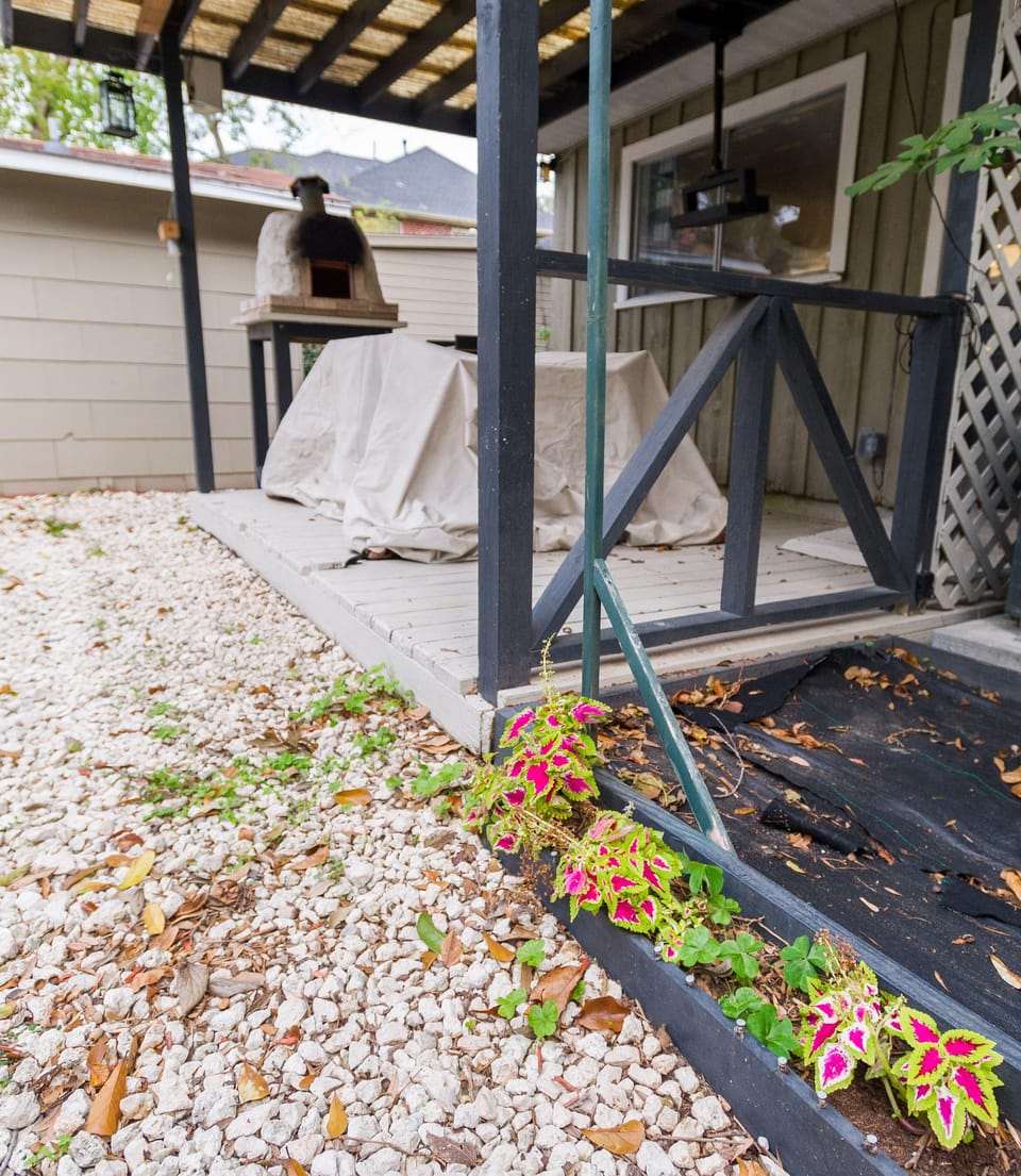 Backyard desk with table and 4 chairs + Pizza Oven