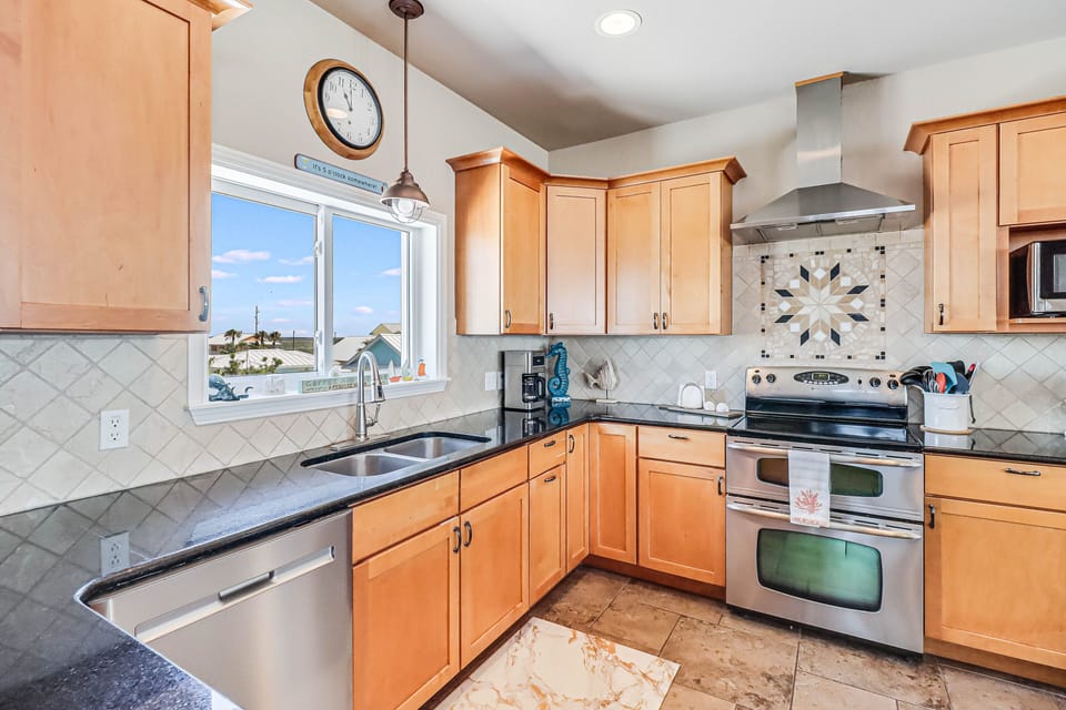 Spacious, Fully Equipped Modern Kitchen. Includes Ice Maker.