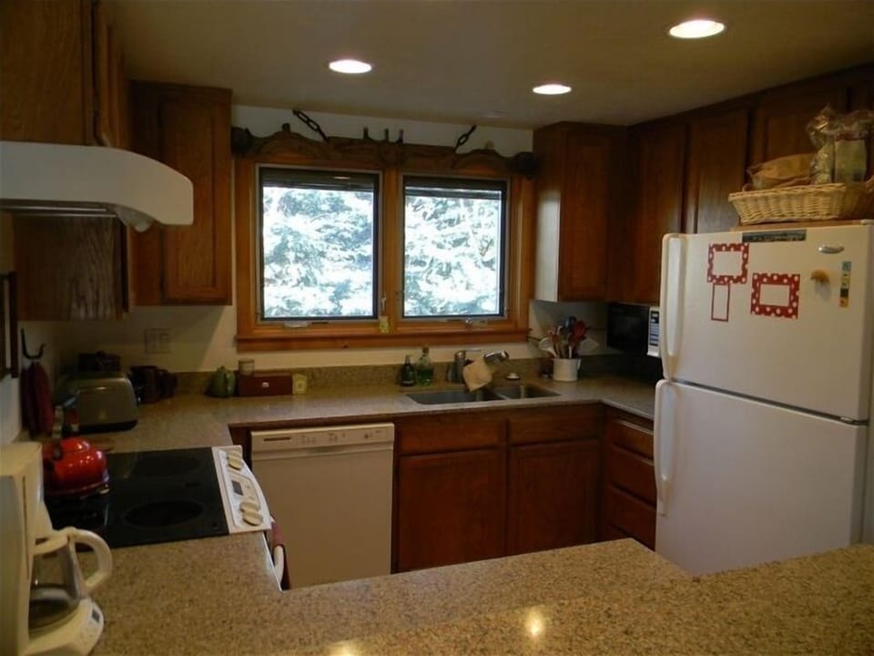 Well equipped kitchen with granite countertops.