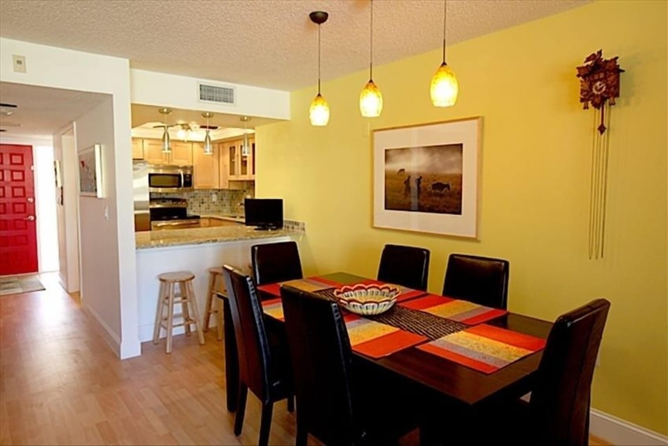 Wood laminate floors. Three dining areas (balcony, too) Comfy leather seating!