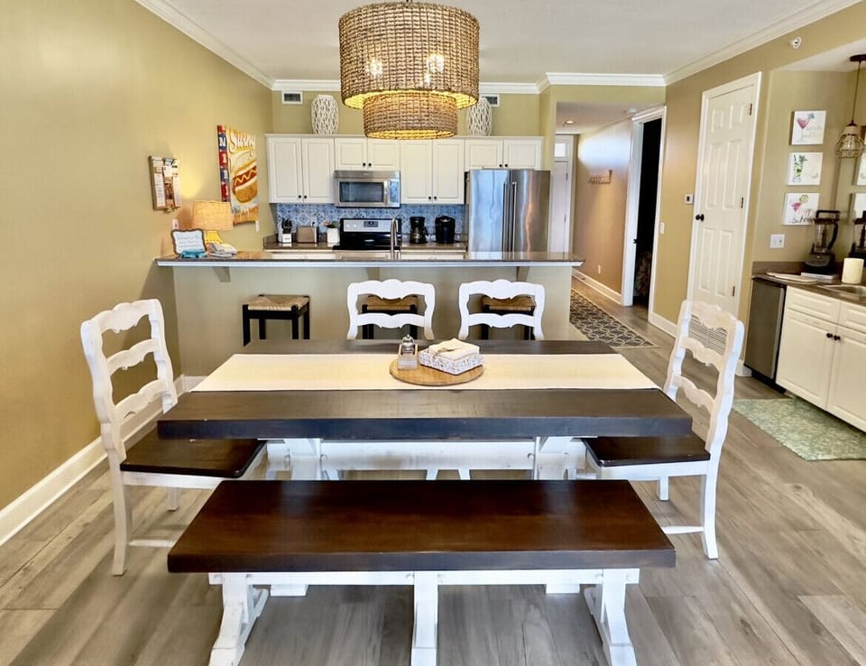 Kitchen, Dinning and Bar Area