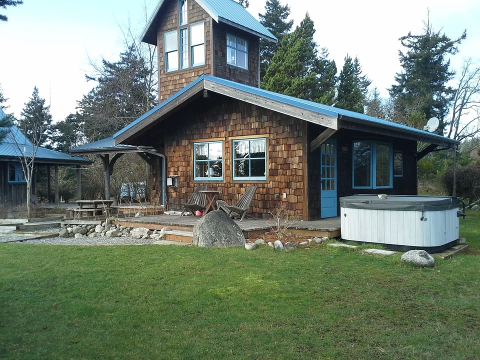 Adjacent guest house and hot tub
