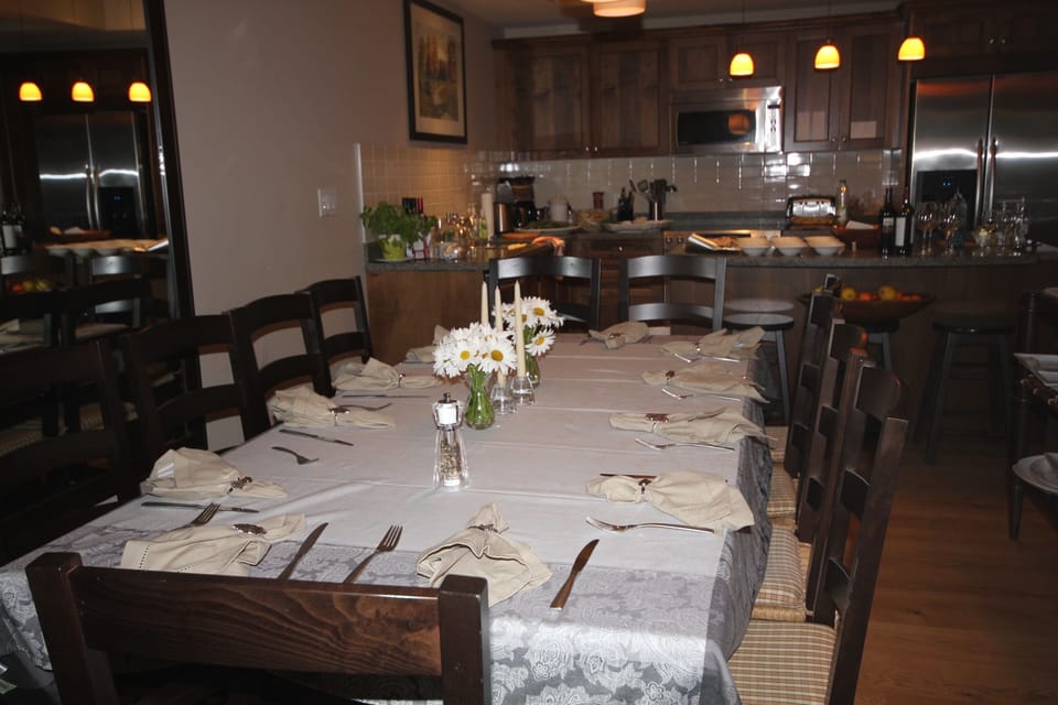 Dining seating for 10+
