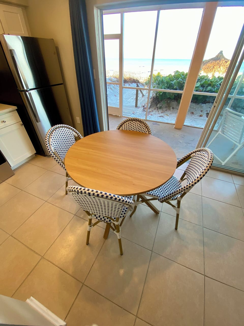 Dining for 4, leading out to the lanai.