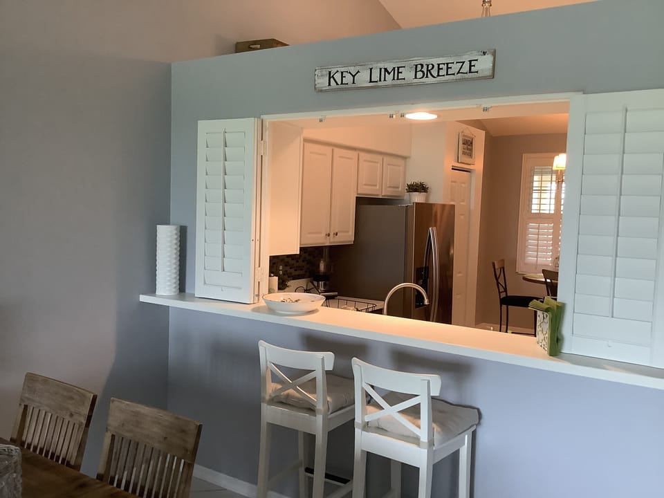 Bar between kitchen and living -dining area. The shutters can be closed. 