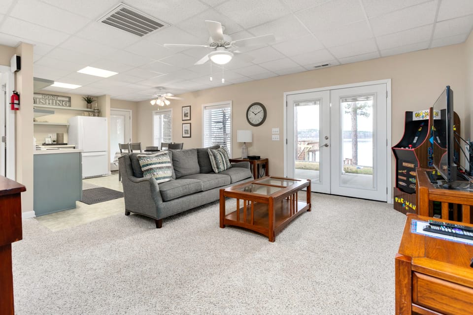 Downstairs living and gaming area perfect the kids to enjoy the arcarde. 