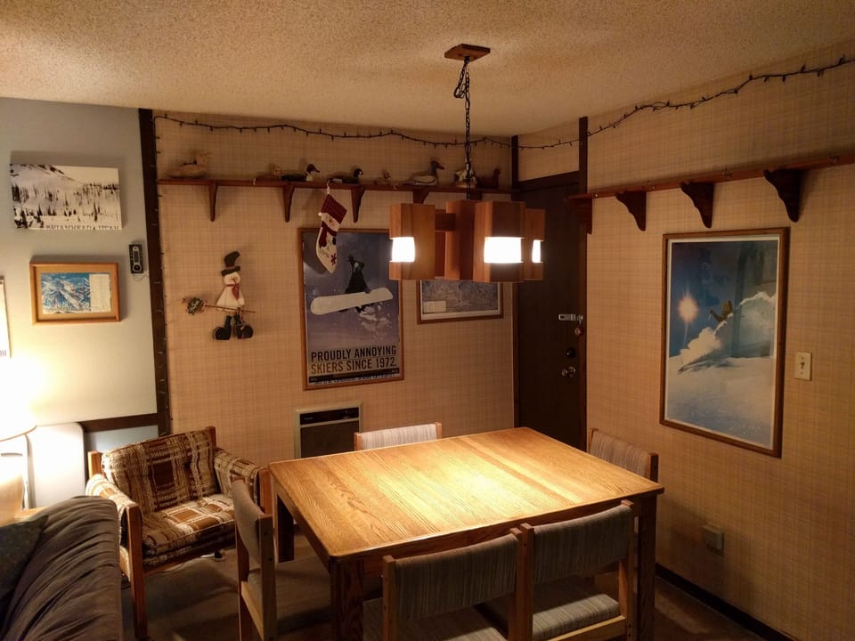 Dining area seats 6