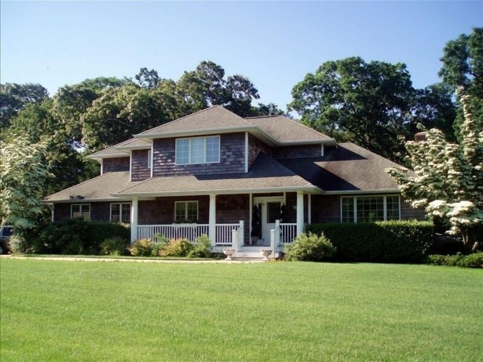 Westhampton gem in a quiet neighborhood in Cul de Sac