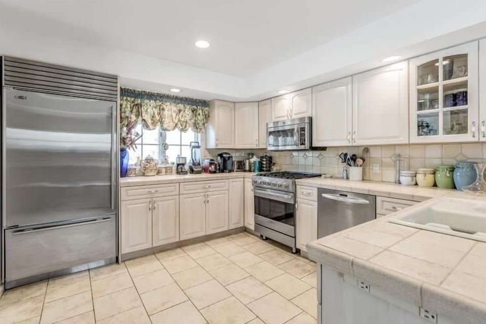 Gourmet kitchen and bar