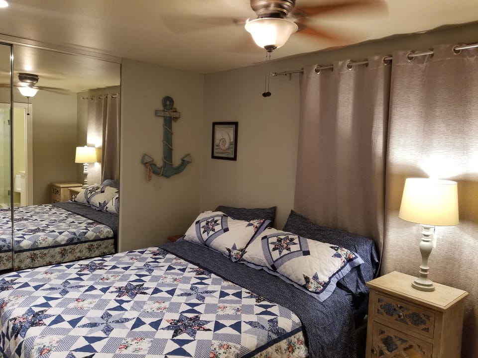 Master bedroom ( king).