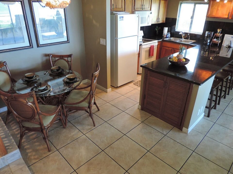 Dining/Kitchen - pix does not reflect new black stove and microwave