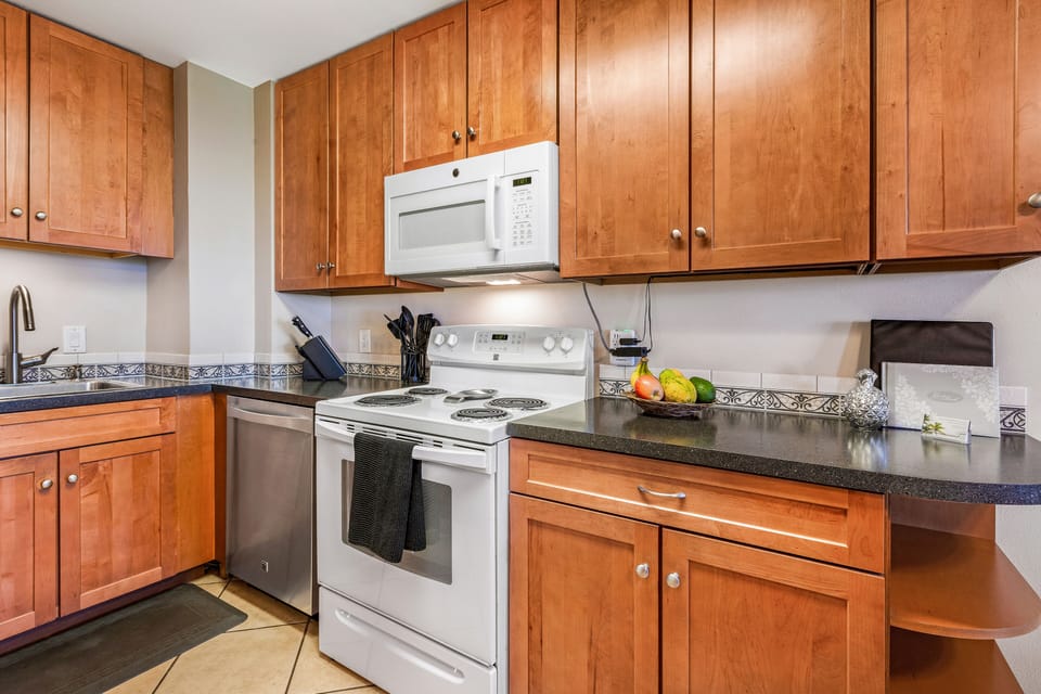 Closeup into kitchen
