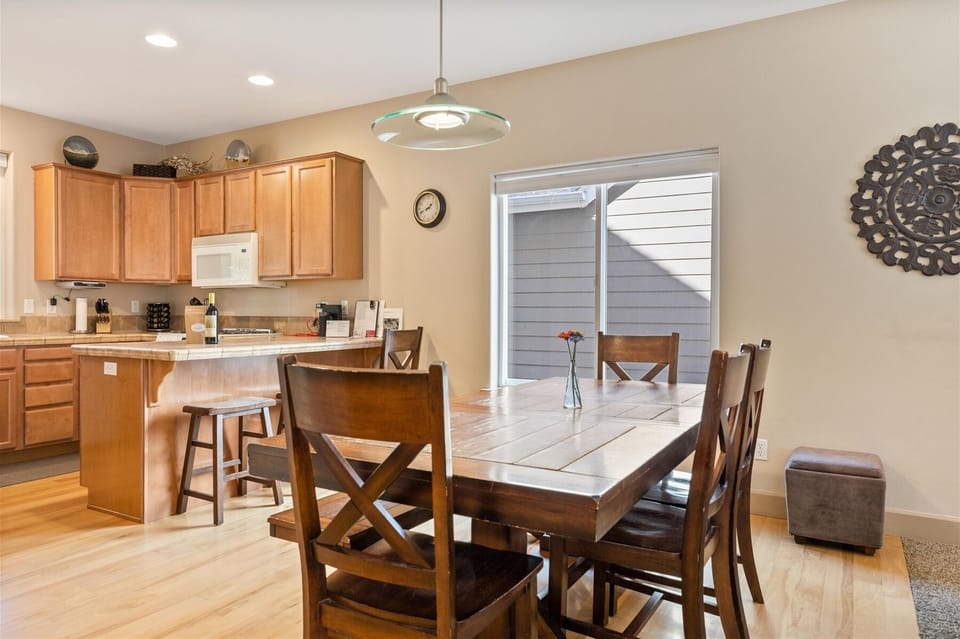 Seated dining for eight, breakfast bar for two