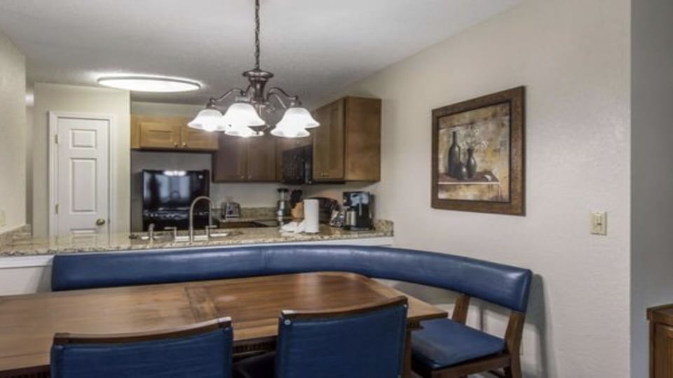 kitchen/dining area