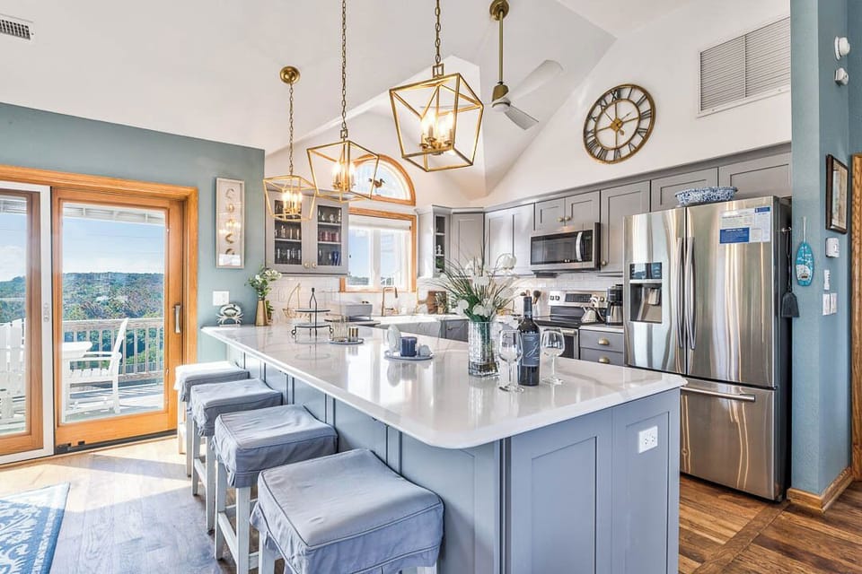 Top-Level Kitchen with Bar (seats 4)