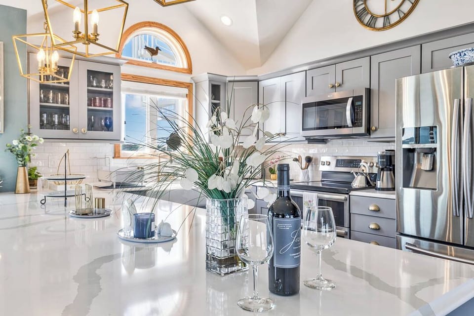 Top-Level Kitchen with Bar (seats 4)
