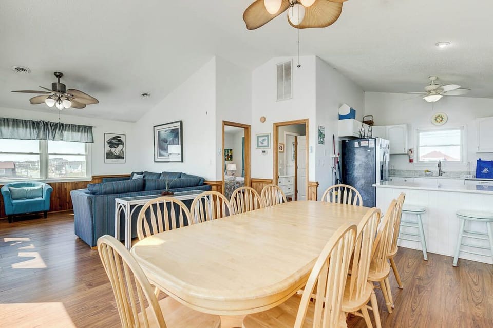 Top-Level Dining Room with Table (seats 8)