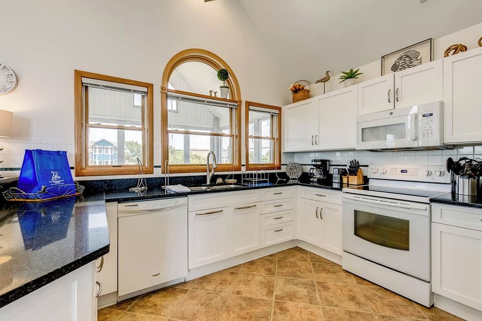 Top-Level Kitchen with Bar (seats 4)
