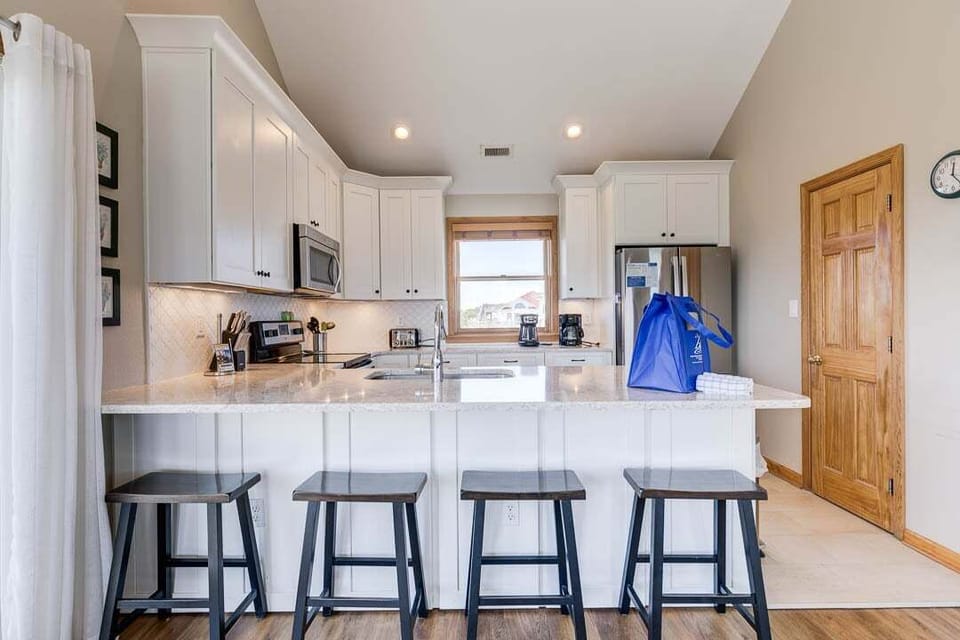 Top-Level Kitchen with Bar (seats 4)
