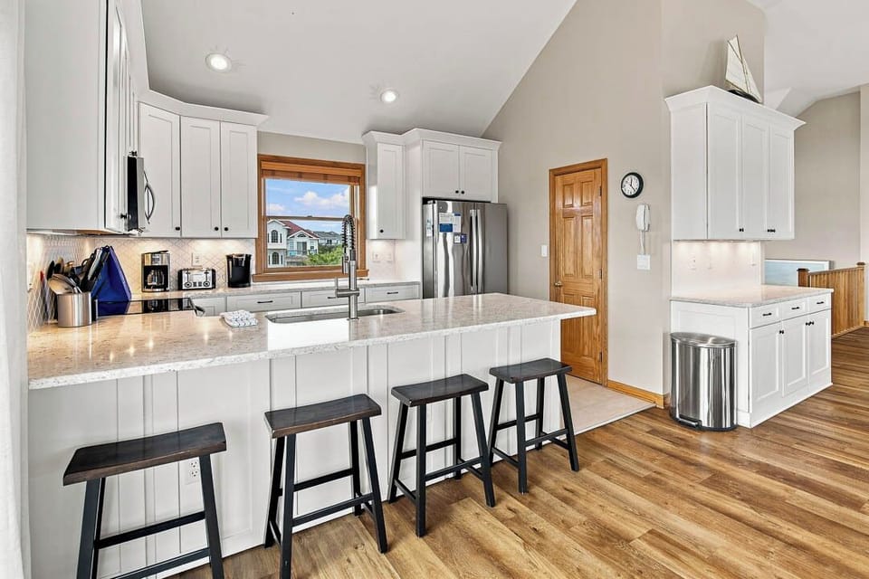 Top-Level Kitchen with Bar (seats 4)