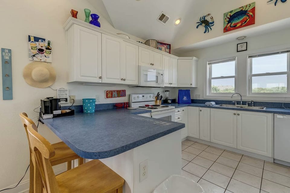 Top-Level Kitchen with Bar (seats 3)