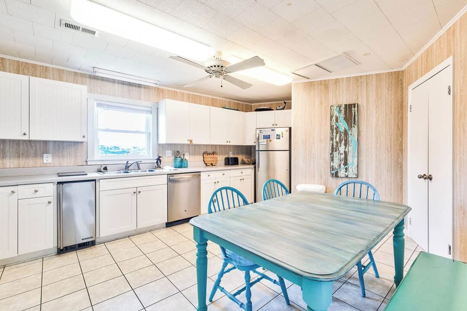 Top-Level Kitchen with Additional Table (seats 4)