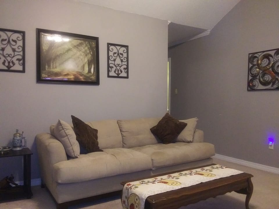 Bright, Comfy and Cozy. Central Heat and Air, Ceiling Fans in two rooms.